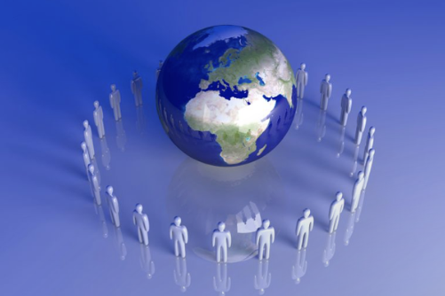 Grupo de figuras humanas rodeando un globo terráqueo sobre un fondo azul.