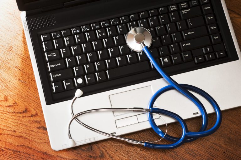 Estetoscopio sobre un teclado de portátil, simbolizando protocolos